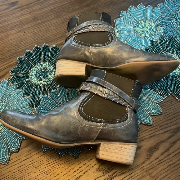 Gray Detailed Bootie - Picture 5 of 5